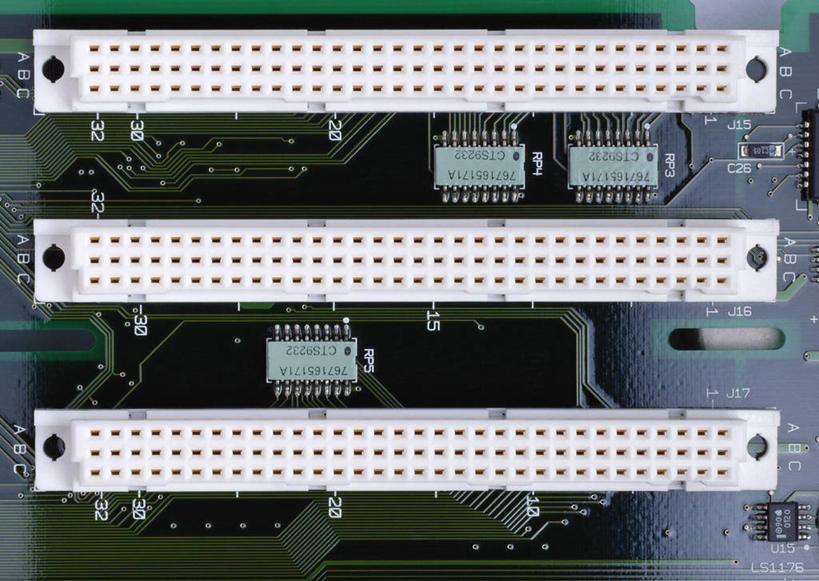 无人,横图,俯视,室内,特写,白天,静物,一排,整齐,电路板,通道,排列,线路板,集成电路板,内存条,插槽,印刷电路板,内存,队列,集成电路,PCB板铝基板,PCB电路板,超薄电路板,超薄线路板,高频板,缓冲,彩图,高角度拍摄,数据交换