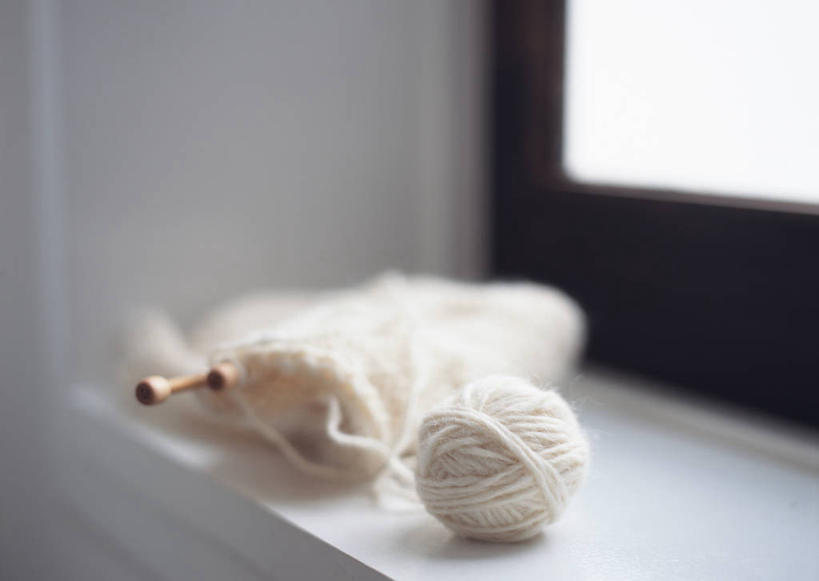 无人,横图,室内,特写,白天,正面,窗户,静物,阴影,朦胧,模糊,卷曲,编织,缠绕,反射,影子,墙,织物,线团,针,玻璃窗,墙壁,墙面,纺织,两个,白色,毛线,毛衣针,编织针,彩图