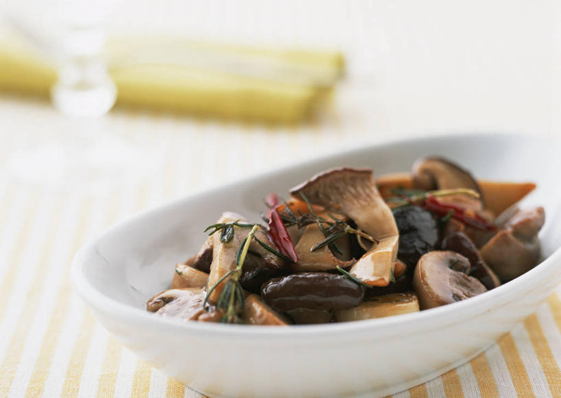 无人,横图,俯视,室内,特写,白天,餐桌,桌子,蔬菜,杯子,一堆,许多,阴影,堆叠,堆积,条纹,朦胧,模糊,新鲜,反射,布料,影子,陶瓷,菌菇,蘑菇,香菇,食品,陶瓷制品,菌类,布纹,玻璃制品,桌布,食物,一个,黄色,白色,餐巾,容器,水杯,台布,碗,食用菌,有机食品,绿色食品,单个,餐台,储藏,堆,储存,杏鲍菇,刺芹侧耳,玻璃杯,餐桌布,彩图,高角度拍摄,贮存