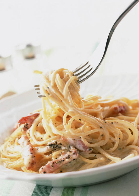 面食,面条,意大利面,无人,竖图,俯视,室内,特写,白天,西餐,餐桌,桌子,餐具,一把,一堆,许多,阴影,堆叠,堆积,朦胧,模糊,环绕,缠绕,反射,布料,叉子,影子,陶瓷,面,肉,料理,食品,陶瓷制品,奶油培根意大利面,布纹,培根,猪肉,肉类,桌布,食物,一个,白色,餐巾,容器,台布,碗,奶油,西式,单个,餐台,储藏,堆,乳制品,储存,纠缠,肉食,餐叉,豚肉,激凌,克林姆,淇淋,进餐用具,餐桌布,彩图,高角度拍摄,烟肉,腌熏,贮存