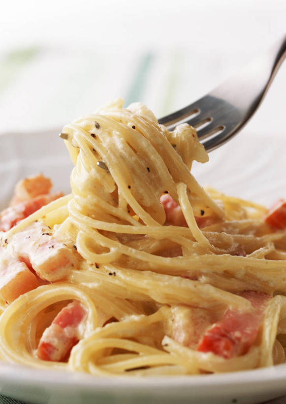 面食,面条,意大利面,无人,竖图,俯视,室内,特写,白天,西餐,餐桌,桌子,餐具,一把,一堆,许多,阴影,堆叠,堆积,朦胧,模糊,环绕,缠绕,反射,布料,叉子,影子,陶瓷,面,肉,料理,食品,陶瓷制品,奶油培根意大利面,布纹,培根,猪肉,肉类,桌布,食物,一个,白色,餐巾,容器,台布,碗,奶油,西式,单个,餐台,储藏,堆,乳制品,储存,纠缠,肉食,餐叉,豚肉,激凌,克林姆,淇淋,进餐用具,餐桌布,彩图,高角度拍摄,烟肉,腌熏,贮存