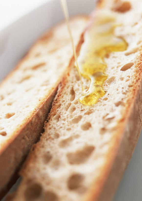 点心,面包,无人,竖图,俯视,室内,特写,白天,餐具,阴影,反射,碟子,盘,影子,食用油,油,橄榄油,食品,面点,法国面包,洒,食物,糕点,两个,一个,白色,盘子,碟,单个,法棍,长棍面包,横截面,剖面,植物油,法式长棍面包,截面,截面图形,撒,彩图,高角度拍摄