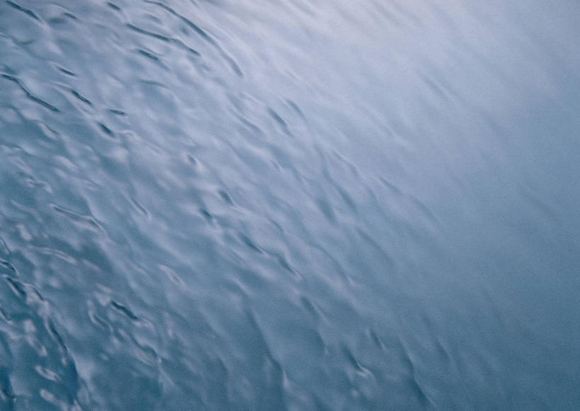 无人,横图,俯视,室外,特写,白天,阴影,波纹,透明,光线,液体,影子,涟漪,蓝色,倒影,水纹,阳光,波浪,倒映,水晕,理智,沉静,冷色,高深,冷淡,反照,彩图,高角度拍摄