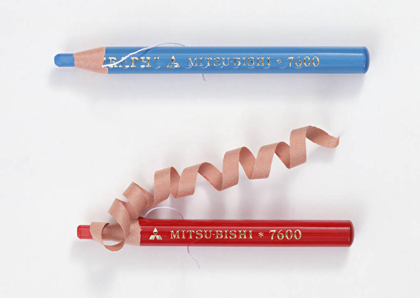 无人,横图,俯视,室内,特写,白天,白色背景,静物,阴影,反射,笔,影子,办公用品,文具,红色,蓝色,铅笔,学习用品,摄影,影棚,文具用品,两支,彩图,高角度拍摄,影棚拍摄,拍摄,彩色铅笔