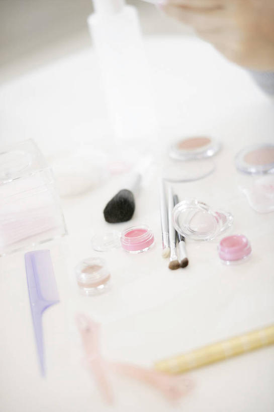 无人,竖图,俯视,室内,白天,化妆,美容,桌子,许多,护肤,阴影,朦胧,模糊,反射,影子,彩妆,化妆刷,刷子,保养,享受,休闲,眼影,放松,保健,调色盘,美容工具,调色板,养颜,彩妆刷,化妆工具,蜜粉刷,彩图,高角度拍摄,眼影调色盘