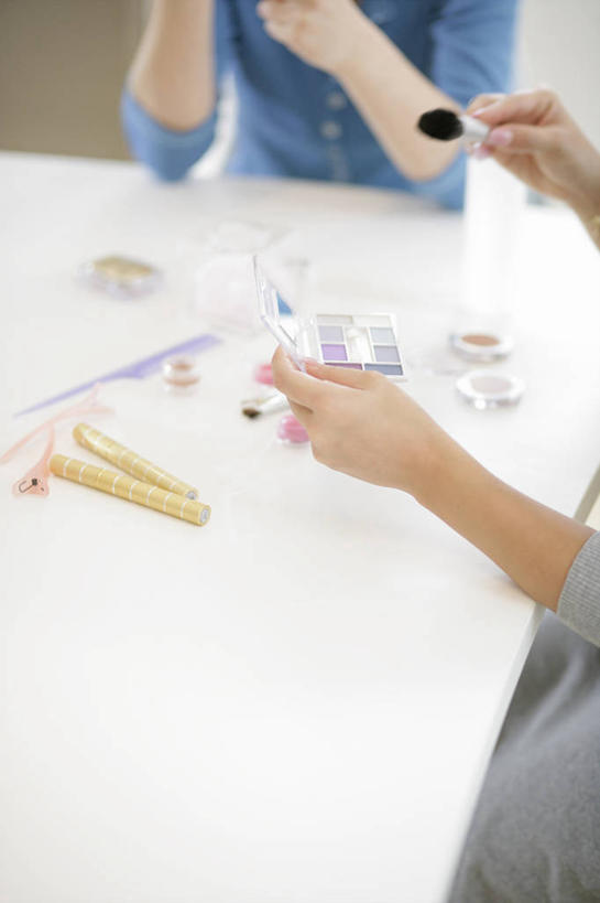 东方人,两个人,伙伴,朋友,坐,竖图,俯视,室内,白天,化妆,美容,友谊,桌子,金属制品,亚洲,护肤,握,阴影,服装,朦胧,模糊,反射,金属,工具,影子,休闲装,黄种人,衣服,彩妆,化妆刷,刷子,保养,享受,休闲,休闲服,眼影,放松,美甲,握着,保健,服饰,锉刀,调色盘,美容工具,调色板,指甲锉,养颜,彩妆刷,化妆工具,蜜粉刷,锉子,美甲工具,友情,年轻女性,女人,女性,亚洲人,坐着,半身,彩图,高角度拍摄,眼影调色盘