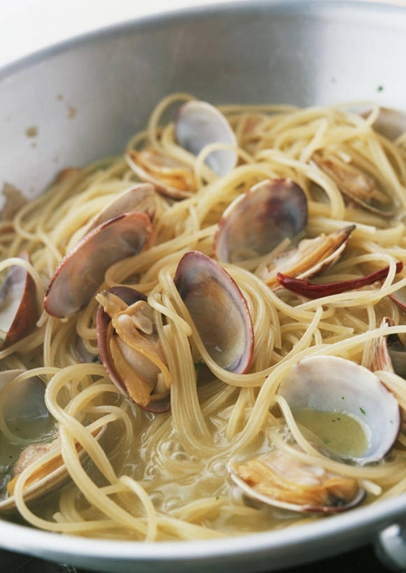 海鲜,面食,面条,意大利面,白酒,无人,竖图,俯视,室内,特写,白天,烹饪,西餐,海胆,厨具,金属制品,一堆,许多,阴影,堆叠,堆积,反射,金属,鱼,锅子,影子,面,肉,鱼肉,料理,食品,酒类,烧酒,锅,蛤蜊,水产,肉类,鱼类,海洋生物,酒,食物,饮料,奶油,蛤,西式,煎锅,锅具,堆,乳制品,水生动物,海产品,水生物,肉食,海底动物,鳕鱼,烹饪用具,蛤仔,蒸馏酒,刺锅子,海刺猬,烈酒,激凌,克林姆,淇淋,鳘鱼,烹调用具,烹调,彩图,高角度拍摄