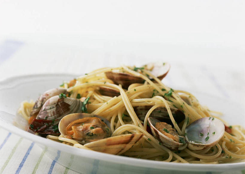 海鲜,面食,面条,意大利面,白酒,无人,横图,俯视,室内,特写,白天,西餐,餐桌,桌子,海胆,餐具,一堆,许多,阴影,堆叠,堆积,朦胧,模糊,反射,鱼,碟子,盘,影子,面,肉,鱼肉,料理,食品,酒类,烧酒,蛤蜊,水产,肉类,鱼类,海洋生物,酒,食物,饮料,一个,白色,盘子,碟,奶油,蛤,西式,单个,餐台,堆,乳制品,水生动物,海产品,水生物,肉食,海底动物,鳕鱼,蛤仔,蒸馏酒,刺锅子,海刺猬,烈酒,激凌,克林姆,淇淋,鳘鱼,彩图,高角度拍摄