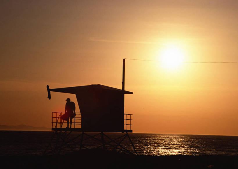 西方人,一个人,家,栏杆,站,横图,室外,白天,旅游,度假,海浪,海洋,美景,日落,太阳,欧洲,非洲,佛得角,欧洲人,仅一个男性,仅一个人,阴影,服装,光线,扶手,影子,房屋,屋子,景观,浪花,水平线,晚霞,霞光,落日,辽阔,海平线,背光,休闲装,娱乐,护栏,楼房,住宅,仅一个年轻男性,背面,衣服,阳光,自然,海水,黄昏,站着,享受,休闲,广阔,休闲服,景色,彩霞,放松,服饰,一望无际,自然风光,逆光,海景,阿非利加洲,无边无际,一马平川,夕照,薄暮,佛得角共和国,圣莫尼卡海滩,博阿维斯塔岛,男人,男性,年轻男性,白种人,大海,风浪,海,海水的波动,近岸浪,涌浪,夕阳,站立,彩图,全身,傍晚,房子,水天相接,水天一线,斜阳