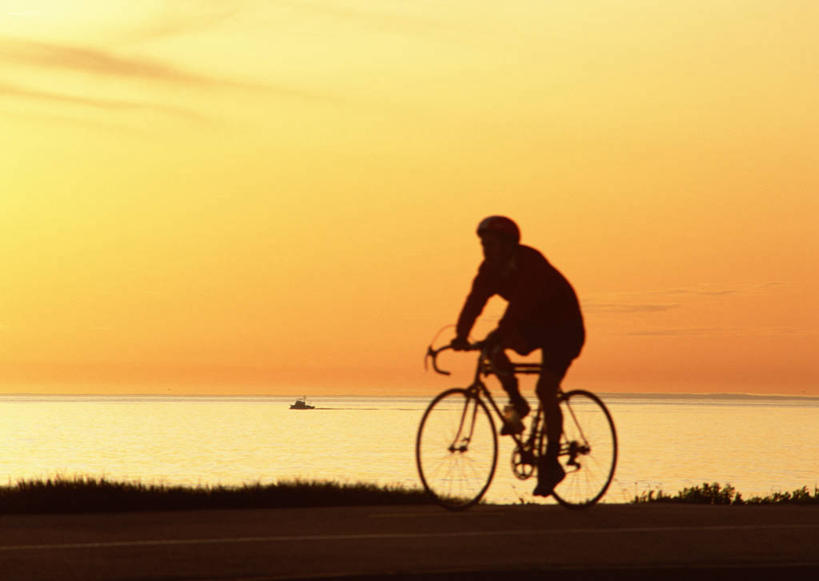 西方人,一个人,坐,横图,室外,白天,旅游,度假,草地,草坪,海浪,海洋,美景,日落,植物,自行车,欧洲,非洲,佛得角,欧洲人,仅一个男性,仅一个人,一辆,握,阴影,服装,光线,影子,景观,浪花,水平线,晚霞,霞光,落日,辽阔,海平线,背光,山地车,注视,休闲装,娱乐,车,脚踏车,草,仅一个年轻男性,背面,衣服,绿色,阳光,自然,海水,黄昏,交通工具,观察,看,骑车,享受,休闲,广阔,休闲服,景色,彩霞,放松,握着,服饰,观看,一望无际,察看,关注,自然风光,载具,逆光,山地自行车,海景,阿非利加洲,无边无际,一马平川,夕照,薄暮,佛得角共和国,圣莫尼卡海滩,博阿维斯塔岛,男人,男性,年轻男性,白种人,大海,风浪,海,海水的波动,近岸浪,涌浪,夕阳,坐着,彩图,全身,傍晚,水天相接,水天一线,斜阳