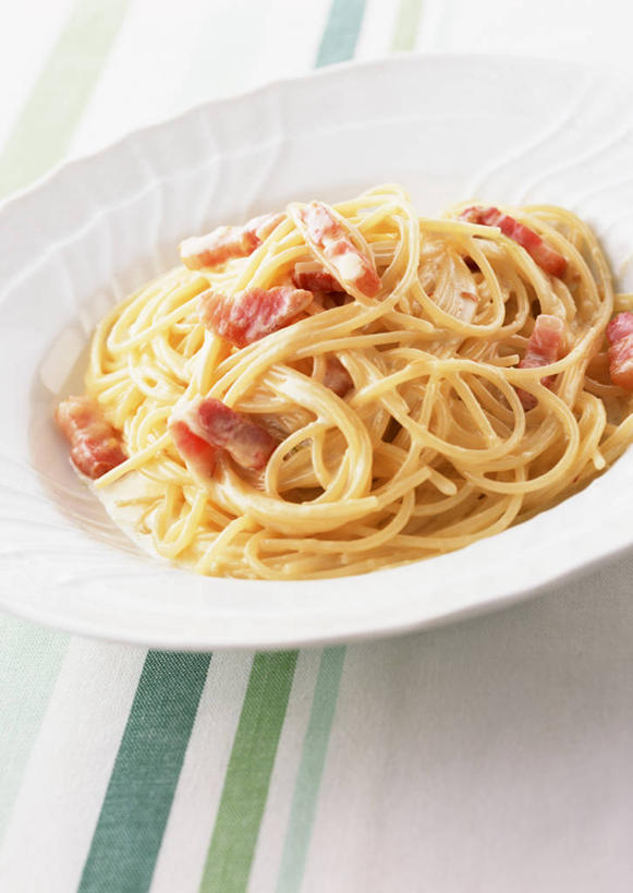 面食,面条,意大利面,无人,竖图,俯视,室内,特写,白天,西餐,餐桌,桌子,一堆,许多,阴影,堆叠,堆积,反射,布料,影子,陶瓷,面,肉,料理,食品,陶瓷制品,奶油培根意大利面,布纹,培根,猪肉,肉类,桌布,食物,一个,白色,餐巾,容器,台布,碗,奶油,西式,单个,餐台,储藏,堆,乳制品,储存,肉食,豚肉,激凌,克林姆,淇淋,餐桌布,彩图,高角度拍摄,烟肉,腌熏,贮存