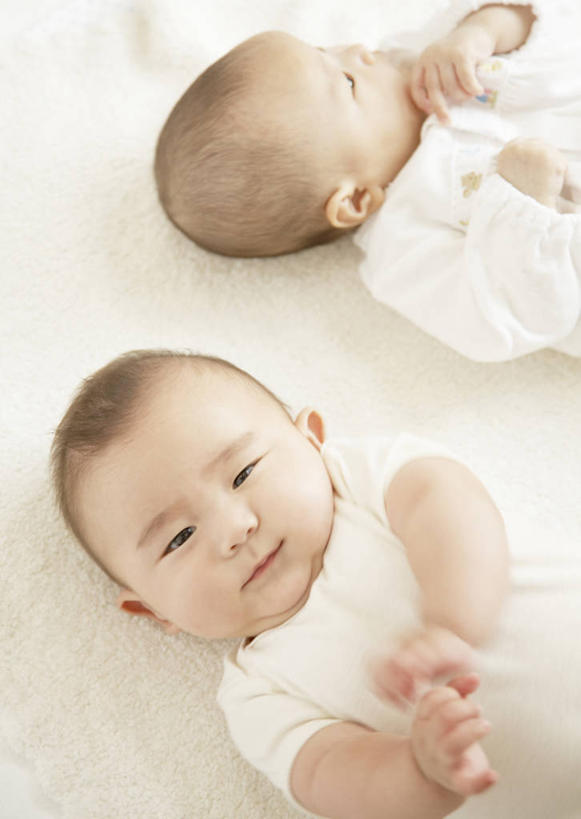 东方人,婴儿,儿童,两个人,伙伴,朋友,躺,竖图,俯视,室内,白天,白色背景,婴儿服装,友谊,纯洁,床,卧室,亚洲,握,咬,床单,注视,黄种人,被子,小孩,观察,看,可爱,握着,摄影,单人床,活泼,影棚,观看,咬着,察看,被单,关注,宝宝,纯真,烂漫,无邪,吮,卧着,伶俐,天真,友情,亚洲人,孩子,躺着,卧,半身,彩图,高角度拍摄,影棚拍摄,婴儿服,拍摄,睡房,卧房