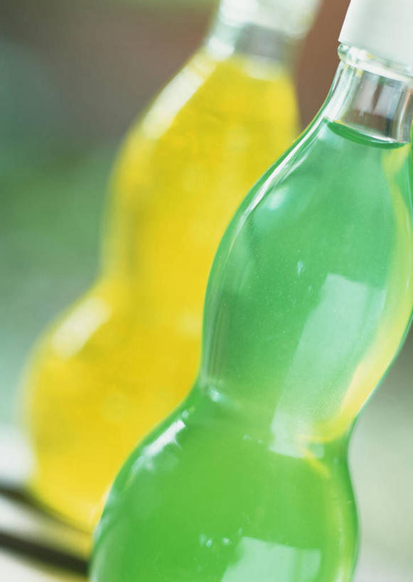 无人,竖图,俯视,室内,特写,白天,阴影,朦胧,模糊,反射,影子,饮品,饮料,两个,黄色,绿色,瓶子,塑料制品,塑料瓶,苏打水,可口,适口,彩图,高角度拍摄