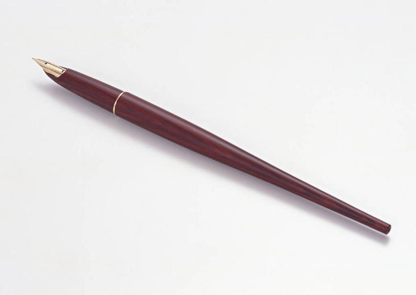 无人,横图,俯视,室内,特写,白天,白色背景,静物,阴影,反射,笔,影子,褐色,办公用品,钢笔,文具,学习用品,摄影,影棚,文具用品,一支,彩图,高角度拍摄,影棚拍摄,拍摄