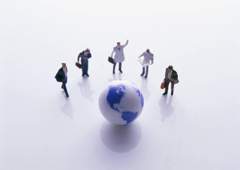 东方人,无人,商务人士,商务男性,站,举,横图,俯视,室内,白天,白色背景,衬衫,仪器,海洋,地图,雕塑,亚洲,五个人,握,套装,艺术,装饰,环绕,围绕,网格,包,地球仪,雕刻,雕像,公文包,线条,世界地图,地球,陆地,许多人,拿,全球,环抱,拿着,注视,黄种人,球,一个,经纬线,模型,工艺品,观察,看,托,站着,一群人,球体,握着,摄影,地理,国家,影棚,单个,公事包,观看,纪念,美术,大陆,察看,世界,关注,主题,商务装,纬线,版图,陈列,经线,工薪阶层,经纬仪,地理学,功能,美学,萦绕,男人,男性,年轻男性,亚洲人,白领,上班族,举起,举手,举着,向上举,向上伸,向上托,站立,彩图,高角度拍摄,全身,影棚拍摄,衬衣,拍摄,大洋,大洲