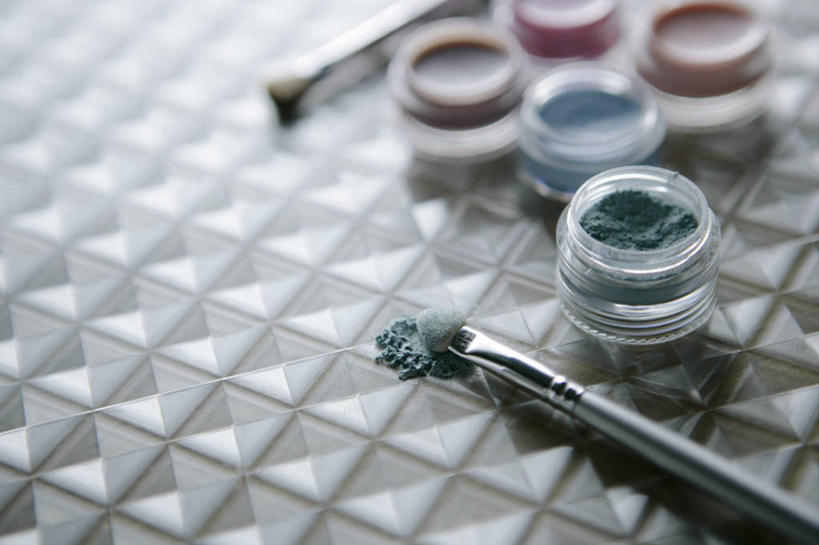 无人,横图,俯视,室内,特写,白天,化妆,美容,静物,许多,护肤,阴影,朦胧,模糊,反射,纹路,纹理,影子,塑料,盒子,粉色,蓝色,彩妆,化妆刷,容器,刷子,塑料制品,保养,享受,休闲,眼影,放松,保健,眼影刷,储藏,调色盘,美容工具,调色板,储存,养颜,彩妆刷,化妆工具,肌理,彩图,高角度拍摄,眼影调色盘,贮存