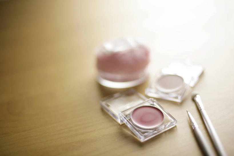 无人,横图,俯视,室内,特写,白天,化妆,美容,桌面,桌子,静物,护肤,阴影,朦胧,模糊,反射,木制,影子,粉色,彩妆,粉扑,化妆刷,木制品,刷子,保养,享受,休闲,眼影,放松,保健,眼影刷,调色盘,美容工具,调色板,养颜,彩妆刷,化妆工具,彩图,高角度拍摄,眼影调色盘