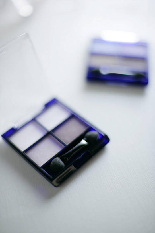 无人,竖图,俯视,室内,特写,白天,化妆,美容,静物,护肤,阴影,灰色背景,朦胧,模糊,反射,影子,彩妆,化妆刷,刷子,保养,享受,休闲,眼影,放松,保健,摄影,影棚,眼影刷,调色盘,美容工具,调色板,养颜,彩妆刷,化妆工具,彩图,高角度拍摄,影棚拍摄,拍摄,眼影调色盘