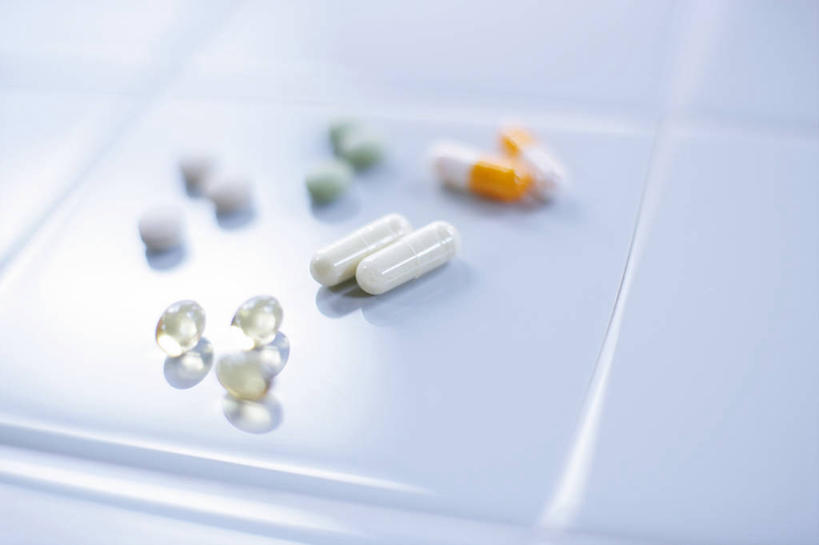 无人,横图,俯视,彩色,室内,特写,白天,安全,静物,许多,阴影,朦胧,模糊,反射,药剂,影子,防护,胶囊,药品,治疗,保护,药物,医疗,保险,预防,平安,彩图,高角度拍摄