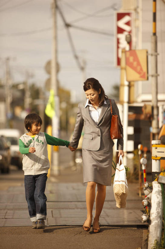 东方人,儿童,两个人,家庭,母亲,儿子,商务人士,商务女性,走,握手,竖图,室外,白天,正面,纯洁,安全,日落,植物,道路,路,公路,亚洲,套装,服装,朦胧,模糊,电力,包,电线,电线杆,皮包,线,晚霞,霞光,落日,红绿灯,电能,信号灯,交通,线路,注视,休闲装,黄种人,树,树木,小孩,衣服,绿色,自然,黄昏,观察,看,休闲,温暖,温馨,母子,一家人,休闲服,彩霞,警示,可爱,母爱,童年,童趣,服饰,生长,成长,观看,电,电源,单肩包,和睦,察看,关注,提示,商务装,能量,流通,工薪阶层,童真,烂漫,无邪,交通信号灯,行人信号灯,夕照,薄暮,天真,男孩,年轻女性,女人,女性,亚洲人,孩子,年轻人,白领,上班族,夕阳,马路,步行,搀手,拉手,散步,手拉手,手握手,走路,彩图,全身,傍晚,融洽,斜阳,男生