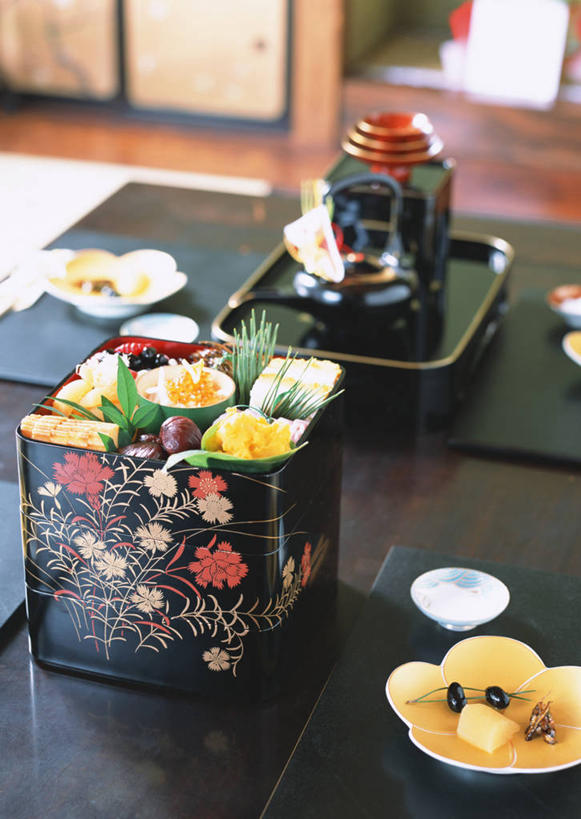 无人,竖图,俯视,室内,特写,白天,烹饪,智慧,筷子,桌面,桌子,餐具,花瓶,阴影,艺术,装饰,盛开,反射,木制,碟子,盘,影子,陶瓷,墙,日本料理,料理,食品,陶瓷制品,塌塌米,榻榻米,花蕾,文化,传统,菜肴,美食,墙壁,墙面,蒲团,花,花瓣,花朵,鲜花,食物,插花,盘子,木制品,瓶子,容器,碟,碗,日式料理,花苞,花蕊,日式,佳肴,储藏,礼节,华丽,修饰,插花艺术,点缀,创造,储存,创作,礼仪,想象,衬托,美观,雅致,雅观,叠席,蒲墩,圆座,进餐用具,彩图,高角度拍摄,贮存