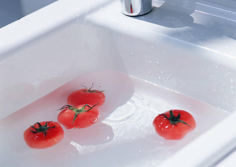 无人,横图,俯视,室内,特写,白天,水,厨房,蔬菜,西红柿,阴影,新鲜,反射,水槽,水龙头,液体,影子,水滴,食品,水斗,开关,食物,红色,打开,四个,有机食品,绿色食品,阀门,开启,水咀,洋柿子,柑仔蜜,番茄,臭柿,彩图,高角度拍摄,灶间,六月柿,喜报三元