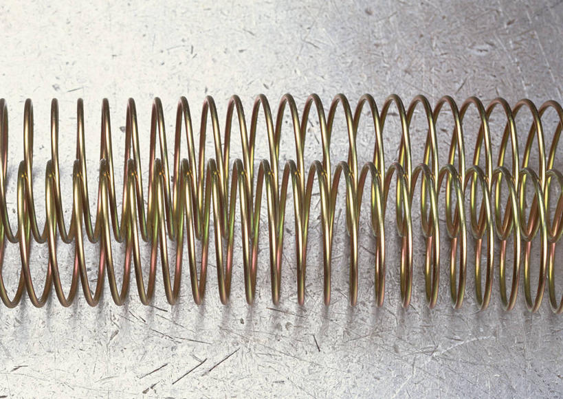 无人,横图,俯视,室内,特写,白天,零件,静物,阴影,反射,弹簧,螺旋,影子,两个,金色,拉伸,摄影,影棚,变形,弹性,弹力,彩图,高角度拍摄,影棚拍摄,拍摄,弹鐄