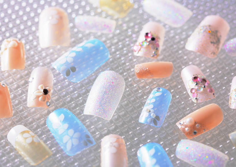 指甲,无人,横图,俯视,室内,特写,白天,桌面,桌子,静物,许多,阴影,装饰,反射,木制,影子,很多,木制品,华丽,修饰,点缀,衬托,美观,雅致,雅观,手指甲,彩图,高角度拍摄