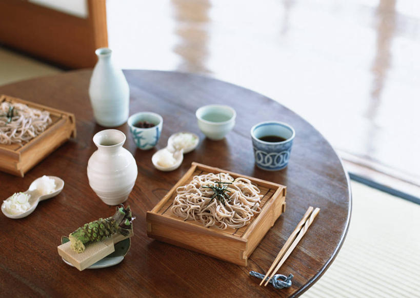 面食,面条,清酒,芥末,无人,横图,俯视,室内,特写,白天,烹饪,幸福,茶,筷子,桌面,桌子,杯子,餐具,阴影,朦胧,模糊,反射,木制,木盒,影子,陶瓷,面,日本料理,茶叶,料理,食品,筷架,陶瓷制品,酒类,冷面,筷枕,文化,娱乐,传统,菜肴,美食,酒,酒瓶,食物,饮料,木制品,瓶子,容器,水杯,日式料理,享受,休闲,日式,温馨,放松,乐趣,佳肴,储藏,礼节,筷子架,提神,舒适,储存,醒脑,礼仪,山葵,泽山葵,溪山葵,芥子末,山嵛菜,芥辣粉,哇沙比,辣根,茶杯,进餐用具,彩图,高角度拍摄,贮存,清酒瓶