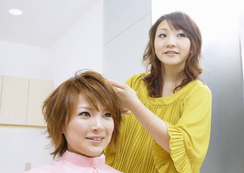 东方人,两个人,理发师,站,坐,笑,微笑,露齿笑,横图,室内,白天,正面,亚洲,握,修剪,服装,工具,剪刀,拿,梳子,围兜,拿着,注视,休闲装,黄种人,顾客,衣服,黄色,日用品,观察,看,站着,休闲,休闲服,握着,服饰,观看,裁剪,察看,剪子,剪裁,切割,关注,美发用品,理发围布,主顾,剪发围布,理发围兜,围布,年轻女性,女人,女性,亚洲人,发型师,理发员,美发师,站立,坐着,半身,彩图