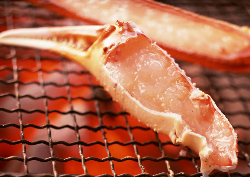 海鲜,无人,横图,俯视,室内,特写,白天,烧烤,热情,煤炭,火,阴影,朦胧,模糊,反射,皇后蟹,火焰,影子,肉,烤架,烤肉,燃烧,蟹肉,水产,肉类,海洋生物,两个,铁架,能源,皮匠蟹,雪蟹,燃料,水生动物,海产品,煤,能量,水生物,肉食,海底动物,煤矿,矿业,化石燃料,彩图,高角度拍摄