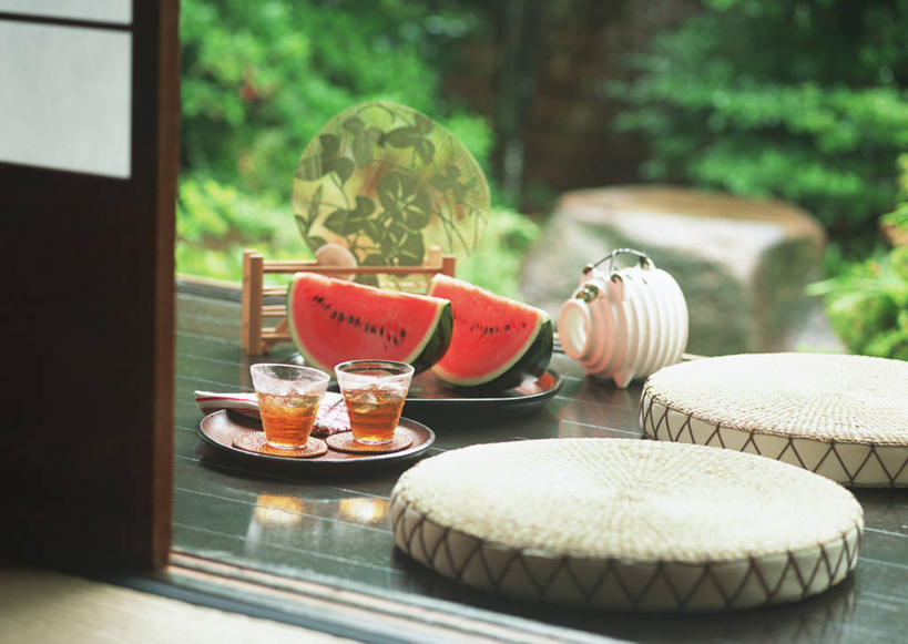 无人,横图,俯视,室外,特写,白天,幸福,植物,茶,地板,门,西瓜,杯子,水果,拉门,阴影,朦胧,模糊,日本文化,新鲜,反射,扇子,蚊香,蚊香猪,影子,生食,茶叶,食品,果实,杯垫,蚊香架,地面,清凉,凉爽,文化,娱乐,移门,木地板,蒲团,树,树木,食物,绿色,自然,水杯,垫子,享受,休闲,温馨,放松,乐趣,有机食品,绿色食品,生长,成长,提神,舒适,和风,醒脑,障子,纸门,蒲墩,圆座,茶杯,寒瓜,彩图,高角度拍摄,宫扇,纨扇,圆扇,蚊取豚,香薰器,小猪香炉,传统文化