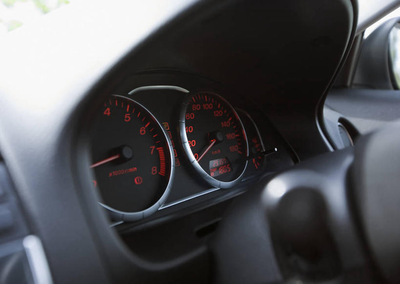 无人,横图,俯视,室外,特写,白天,汽车,静物,一辆,阴影,反射,标志,数字,文字,影子,字符,指针,标识,车,交通工具,轿车,阿拉伯数字,载具,仪表盘,仪表,彩图,高角度拍摄