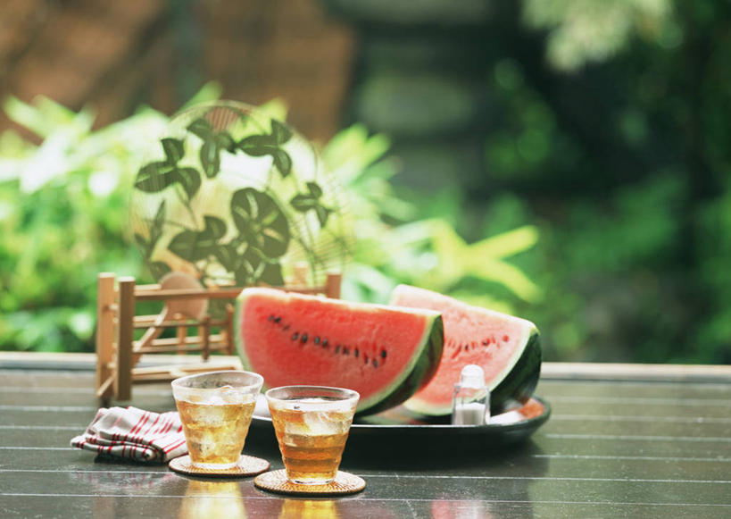 无人,横图,俯视,室内,特写,白天,幸福,植物,茶,地板,西瓜,杯子,水果,阴影,朦胧,模糊,新鲜,反射,扇子,影子,生食,茶叶,食品,果实,地面,清凉,凉爽,文化,娱乐,木地板,树,树木,食物,绿色,自然,水杯,享受,休闲,温馨,放松,乐趣,有机食品,绿色食品,生长,成长,提神,舒适,醒脑,茶杯,寒瓜,彩图,高角度拍摄,宫扇,纨扇,圆扇,传统文化