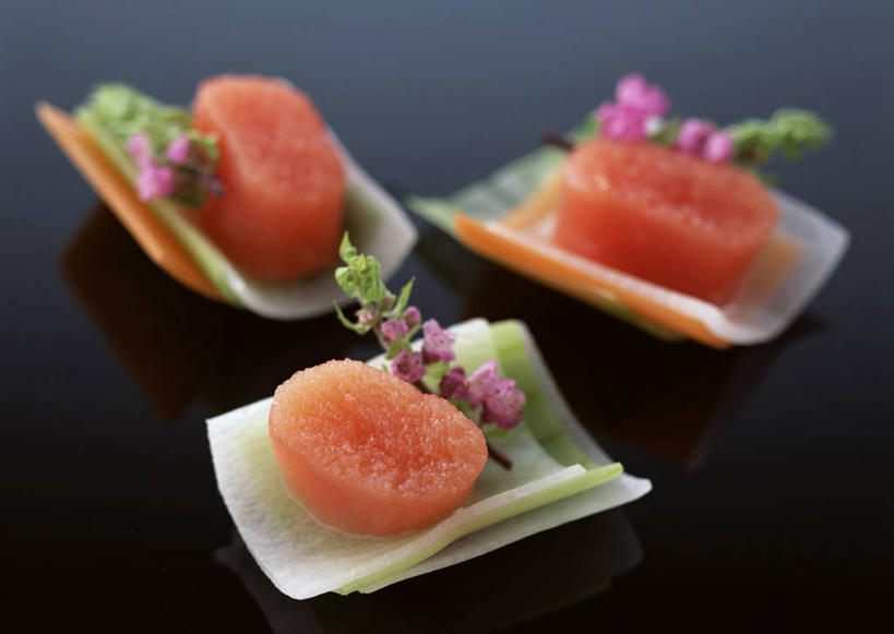 海鲜,无人,横图,俯视,室内,特写,白天,烹饪,餐桌,桌子,萝卜,胡萝卜,芹菜,蔬菜,阴影,朦胧,模糊,新鲜,装饰,盛开,反射,影子,日本料理,料理,食品,花蕾,水产,菜肴,美食,海洋生物,花,花瓣,花朵,鲜花,食物,三个,红色,日式料理,花苞,花蕊,日式,佳肴,有机食品,绿色食品,餐台,华丽,修饰,点缀,水生动物,海产品,水生物,海底动物,衬托,美观,雅致,雅观,药芹,水芹,红萝卜,旱芹,甘荀,彩图,高角度拍摄,鳕鱼子