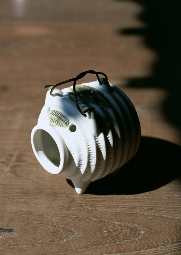 无人,竖图,俯视,室内,特写,白天,静物,阴影,日本文化,光线,蚊香猪,影子,蚊香架,塌塌米,榻榻米,文化,一个,阳光,单个,和风,叠席,彩图,高角度拍摄,蚊取豚,香薰器,小猪香炉,传统文化