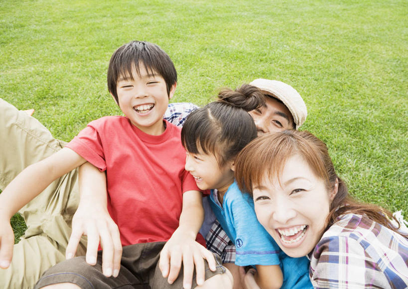 东方人,儿童,四个人,家庭,夫妻,母亲,父亲,女儿,儿子,坐,笑,微笑,露齿笑,横图,俯视,室外,白天,爱情,纯洁,草地,草坪,植物,帽子,亚洲,阴影,服装,光线,影子,浪漫,依偎,注视,休闲装,黄种人,运动帽,草,小孩,衣服,绿色,阳光,观察,看,靠,靠着,倚靠,休闲,温暖,温馨,父女,父子,母女,母子,一家人,休闲服,鸭舌帽,恩爱,父爱,可爱,母爱,童年,童趣,恋人,服饰,观看,和睦,察看,倚着,关注,童真,烂漫,无邪,依附,依赖,投靠,教育家,思想家,哲学家,作家,文学家,让.雅克.卢梭,天真,男孩,男人,男性,年轻男性,年轻女性,女孩,女人,女性,亚洲人,孩子,年轻人,夫妇,情侣,作曲家,坐着,半身,彩图,高角度拍摄,伴侣,融洽,男生,女生