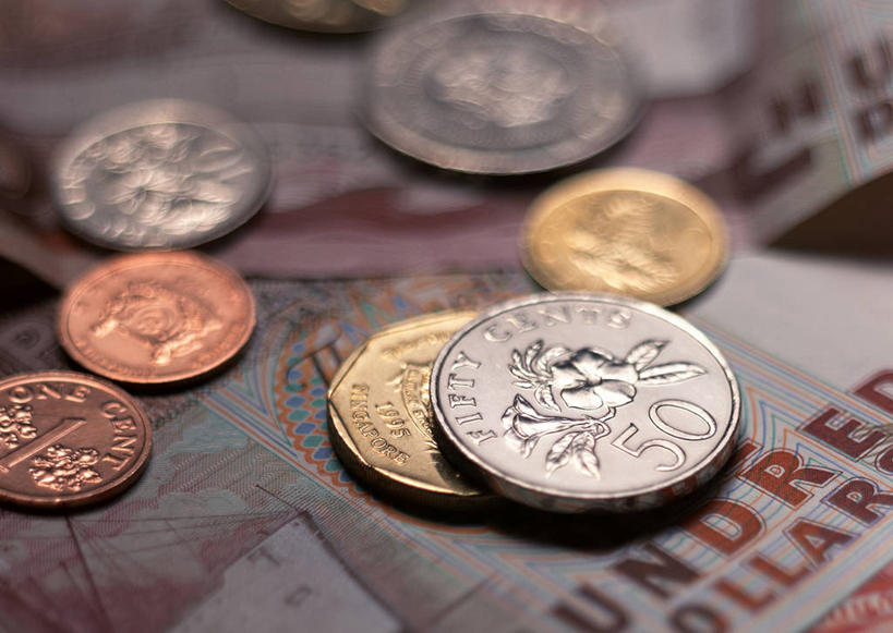 无人,横图,俯视,室内,特写,白天,钱,静物,一堆,许多,阴影,堆叠,堆积,朦胧,模糊,反射,英文,标志,钱币,数字,文字,影子,字符,字母,银色,很多,标识,金色,钞票,金融,纸币,摄影,阿拉伯数字,影棚,经济,堆,英文字母,流通,纸钞,贸易,新加坡元,货币,现金,硬币,彩图,高角度拍摄,影棚拍摄,拍摄,坡币,新元