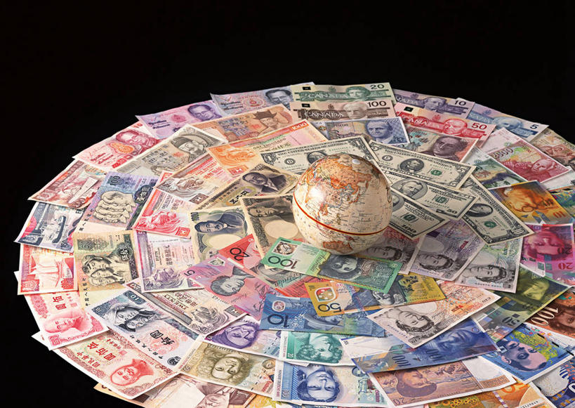 东方人,脸,头,脸颊,无人,横图,俯视,彩色,室内,特写,白天,钱,人民币,仪器,海洋,静物,地图,亚洲,一排,许多,阴影,黑色背景,整齐,并列,并排,环绕,围绕,反射,网格,英文,标志,地球仪,钱币,数字,文字,线条,影子,字符,字母,世界地图,地球,陆地,很多,许多人,全球,环抱,注视,黄种人,标识,球,排列,一个,经纬线,模型,观察,看,一群人,球体,钞票,金融,纸币,摄影,地理,国家,阿拉伯数字,影棚,韩币,经济,日元,台币,单个,观看,英文字母,大陆,察看,世界,队列,关注,纬线,平行,版图,流通,纸钞,经线,贸易,经纬仪,地理学,萦绕,货币,现金,男人,男性,中年男性,亚洲人,头部,脸部,脸蛋,面部,半身,彩图,高角度拍摄,影棚拍摄,拍摄,日本银行券,日圆,泰铢,圜,大洋,大洲