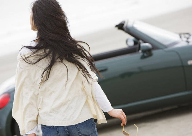 东方人,一个人,站,横图,室外,白天,汽车,亚洲,仅一个年轻女性,仅一个女性,仅一个人,一副,一辆,握,阴影,服装,裤子,朦胧,模糊,光线,包,墨镜,眼镜,影子,跑车,牛仔裤,休闲装,黄种人,车,一个,背面,衣服,白色,阳光,太阳镜,太阳眼镜,交通工具,站着,休闲,休闲服,遮阳镜,握着,服饰,单个,单肩包,载具,敞篷跑车,年轻女性,女人,女性,亚洲人,站立,半身,彩图,草编包