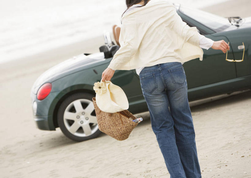 东方人,一个人,站,横图,室外,白天,汽车,帽子,亚洲,仅一个年轻女性,仅一个女性,仅一个人,一辆,握,阴影,服装,裤子,朦胧,模糊,光线,包,草帽,影子,跑车,牛仔裤,休闲装,黄种人,车,一个,背面,衣服,白色,阳光,交通工具,站着,休闲,休闲服,握着,服饰,单个,单肩包,载具,敞篷跑车,一顶,年轻女性,女人,女性,亚洲人,站立,半身,彩图,草编包