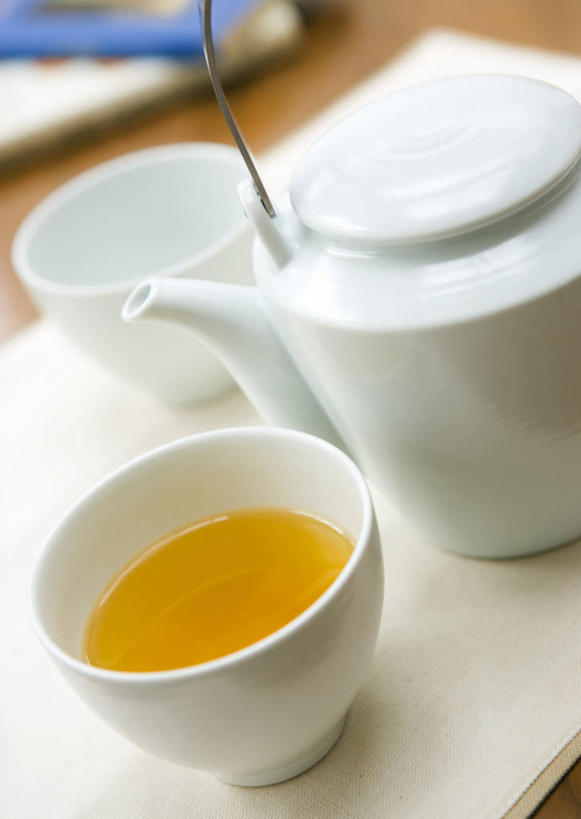 竖图,俯视,室内,特写,白天,幸福,茶,杯子,阴影,朦胧,模糊,反射,壶,影子,陶瓷,绿茶,茶叶,陶瓷制品,娱乐,水壶,白色,茶壶,容器,水杯,享受,休闲,温馨,放松,乐趣,提神,舒适,醒脑,茶杯,半身,彩图,高角度拍摄,不发酵茶,苦茗