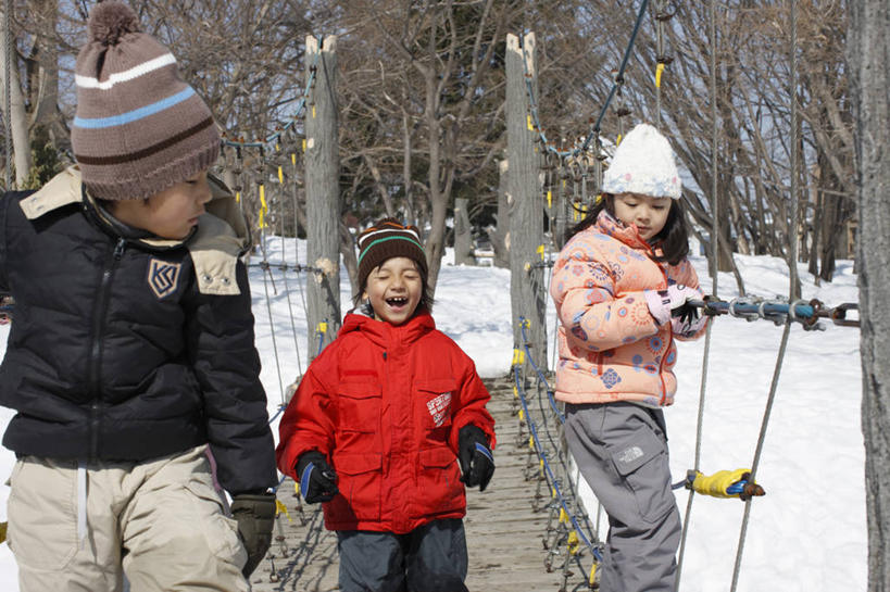 东方人,儿童,三个人,家庭,站,笑,大笑,横图,室外,白天,正面,旅游,度假,兴奋,纯洁,美景,雪,植物,大雪,亚洲,握,服装,装饰,积雪,景观,雪景,冬季,冬天,枝条,注视,黄种人,娱乐,踩,树,树木,树枝,小孩,衣服,自然,手套,踩着,观察,看,站着,张嘴,享受,休闲,温暖,温馨,一家人,景色,放松,寒冷,可爱,童年,童趣,握着,服饰,观看,羽绒服,保暖,华丽,点缀,和睦,察看,御寒,关注,自然风光,张大嘴巴,童真,烂漫,无邪,哈哈大笑,衬托,美观,雅致,雅观,严寒,虬枝,枝杈,冬装,天真,男孩,男人,男性,女孩,女人,女性,亚洲人,张开嘴,站立,半身,彩图,高兴,狂笑,融洽,男生,女生