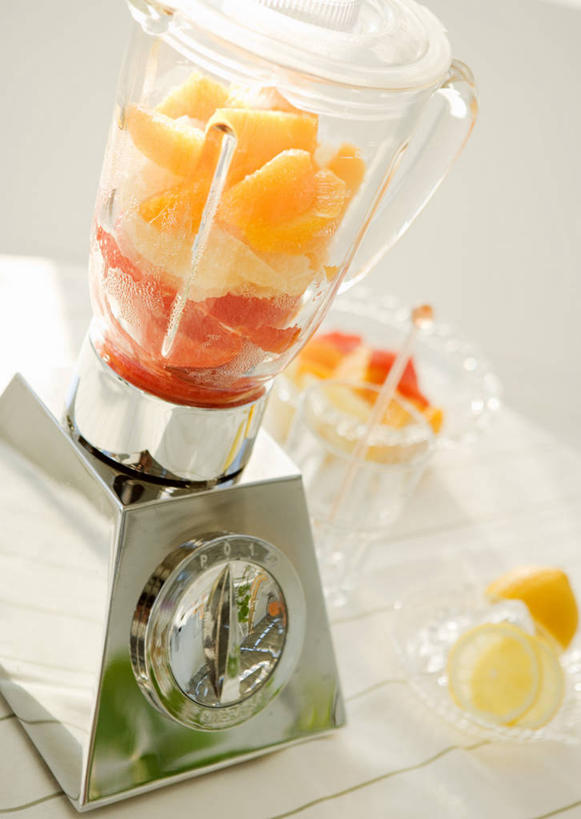 无人,竖图,室内,特写,白天,正面,柑橘,餐具,水果,一堆,许多,阴影,堆叠,堆积,朦胧,模糊,新鲜,反射,电器,碟子,工具,盘,影子,生食,食品,果实,设备,榨汁机,葡萄柚,食物,盘子,碟,西柚,搅拌,有机食品,绿色食品,堆,研磨,切割,家电,家用电器,榨汁,朱栾,柑桔,橘子,桔子,彩图,大红蜜橘,大红袍,红橘,黄橘,宽皮橘