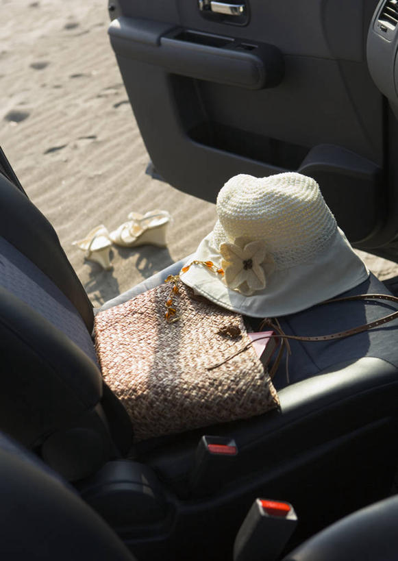 无人,竖图,俯视,室内,特写,白天,汽车,静物,帽子,一辆,阴影,光线,包,草帽,影子,车,阳光,交通工具,轿车,打开,单肩包,开启,载具,一顶,彩图,高角度拍摄,草编包