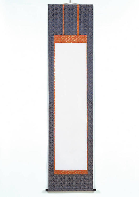 无人,竖图,室内,特写,白天,白色背景,正面,静物,相框,艺术,装饰,方形,书法,纸,文化,白色,灰色,框架,橙色,摄影,影棚,华丽,修饰,卷轴,点缀,毛笔字,宣纸,衬托,美观,雅致,雅观,纸寿千年,纸中之王,泾县纸,彩图,影棚拍摄,拍摄,中国书法,带轴,轴杆