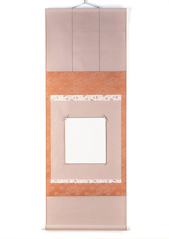 无人,竖图,室内,特写,白天,白色背景,正面,静物,相框,艺术,装饰,方形,书法,纸,文化,黄色,白色,框架,橙色,摄影,影棚,华丽,修饰,卷轴,点缀,毛笔字,宣纸,衬托,美观,雅致,雅观,纸寿千年,纸中之王,泾县纸,彩图,影棚拍摄,拍摄,中国书法,带轴,轴杆