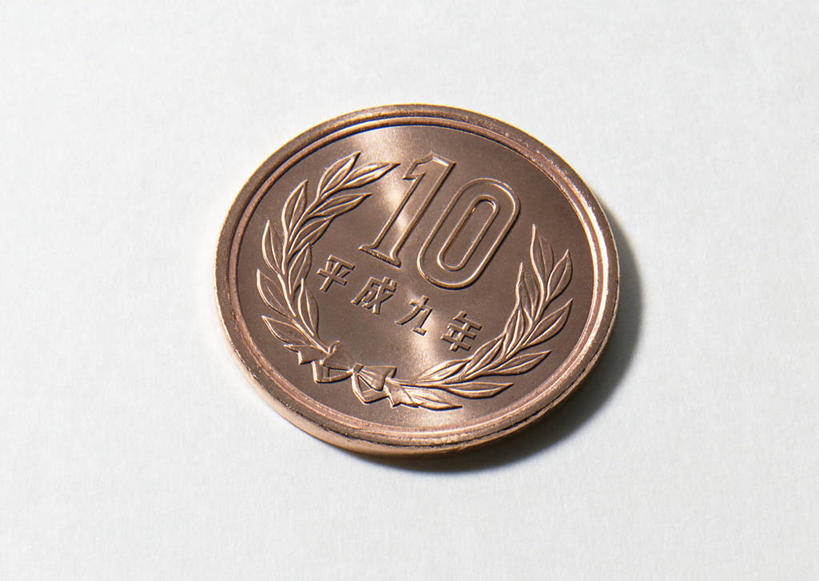 无人,横图,俯视,室内,特写,白天,白色背景,钱,静物,阴影,反射,标志,钱币,数字,文字,影子,字符,标识,一个,金色,金融,摄影,阿拉伯数字,影棚,经济,日元,单个,流通,贸易,货币,现金,硬币,彩图,高角度拍摄,影棚拍摄,拍摄,日圆