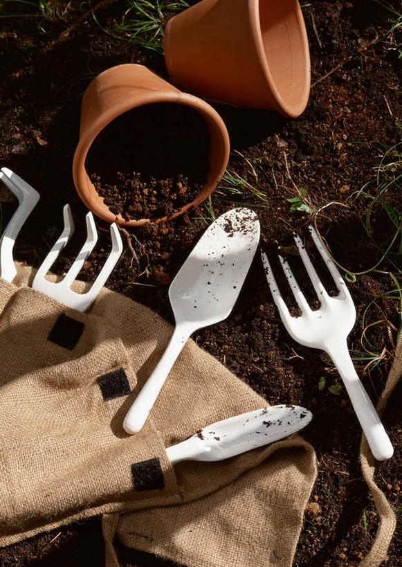 无人,竖图,俯视,室外,特写,白天,美景,袋子,花盆,金属制品,金属,铲子,工具,景观,园艺,麻袋,自然,容器,景色,储藏,耙子,储存,自然风光,农具,耕具,彩图,高角度拍摄,贮存