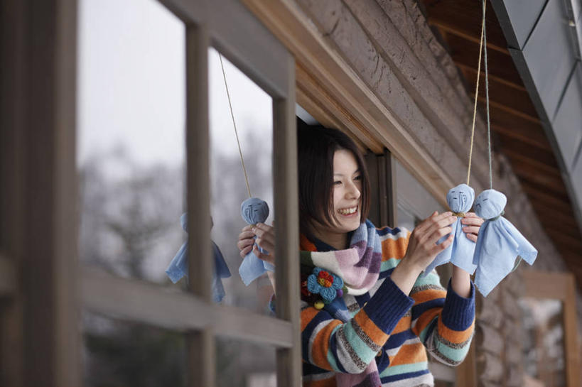 东方人,一个人,站,笑,微笑,露齿笑,横图,室外,白天,正面,毛衣,植物,窗户,落地窗,亚洲,仅一个年轻女性,仅一个女性,仅一个人,吊挂,握,悬挂,朦胧,模糊,挂,拿,拿着,注视,黄种人,文化,玻璃窗,树,树木,绿色,自然,观察,看,祈祷,站着,健康,握着,许愿,生长,成长,观看,纪念,祈求,晴天娃娃,察看,关注,线衫,放晴娘,晴天和尚,扫晴娘,扫天婆,毛线衣,绒线衣,平安,年轻女性,女人,女性,亚洲人,站立,半身,彩图,绒衣,套衫,套头毛衣,线衣